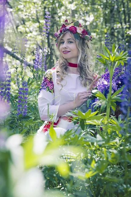 Femme russe en costume folklorique traditionnel dans la nature, evoquant les toiles de Venetsianov