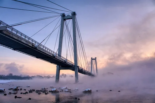 Paysage d'hiver russe avec des bouleaux couverts de neige et un ciel bleu glacial