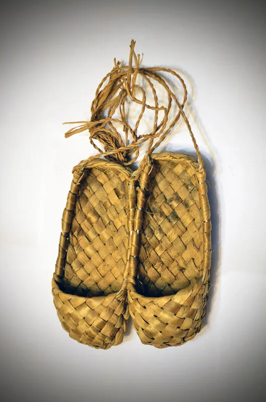 Laptis traditionnels russes, chaussures tissees en ecorce de bouleau