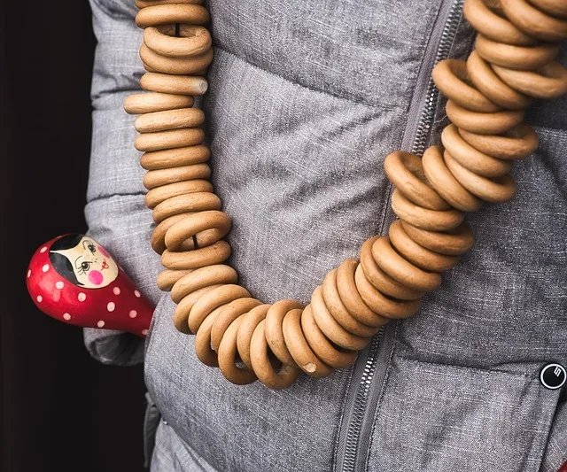 Table de fete de Maslenitsa avec des crepes russes traditionnelles, du miel, de la confiture et du the dans un samovar