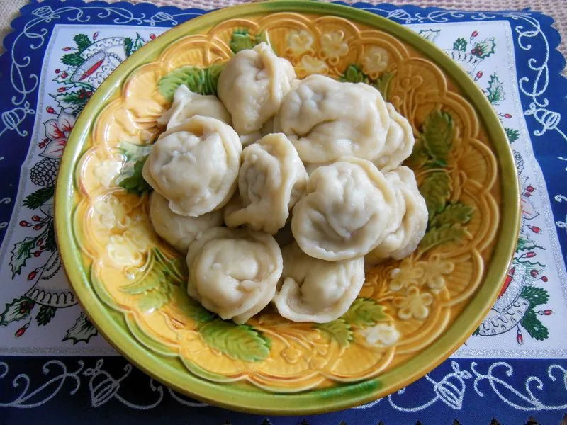 Pelmeni russes faits maison, raviolis traditionnels a la viande
