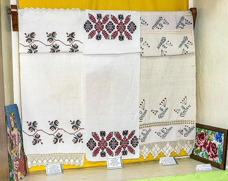 Rouchniks brodes traditionnels : serviettes en lin du Musee de Kirov, Russie