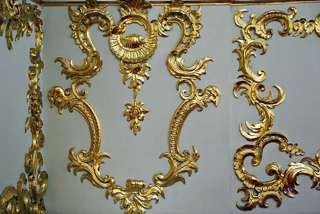 Schema du parcours du Soleil sur un encadrement de fenetre russe traditionnelle