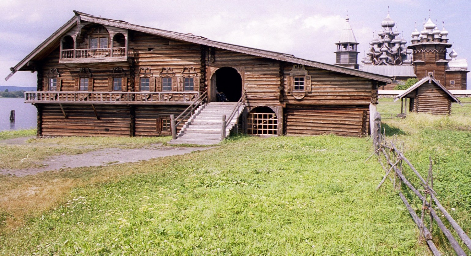 Maison d'Oshevnev a Kizhi, exemple de construction en sroub v ougol, technique des charpentiers russes