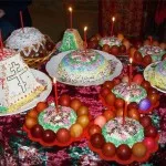 Table de Paque orthodoxe russe avec paskha, koulitch et oeufs colores a l'epluchure d'oignon