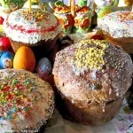 Koulitchs de Paques russes decores de glacage blanc et vermicelles colores