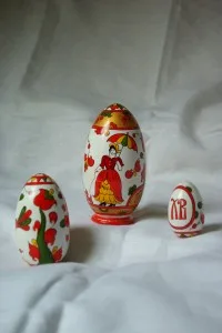 Oeufs de Paques decores dans le style de la peinture de Severodvinsk par Olga Gouseva