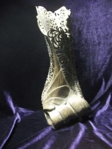 Sculpture en ivoire de mammouth aux deux tiers de la realisation